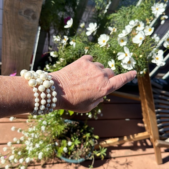 J.Crew multi strand (4) pearl bracelet. Varied pearl size. Gold toned clasp. EUC - Picture 3 of 14